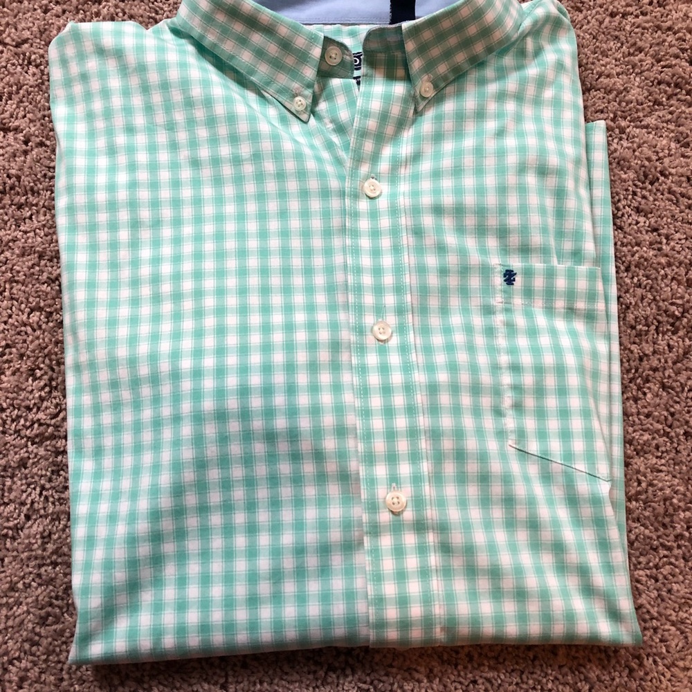 Men’s short sleeve IZOD button up shirt 👕
